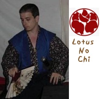Photo de moi en Samurai diplomate et logo du clan